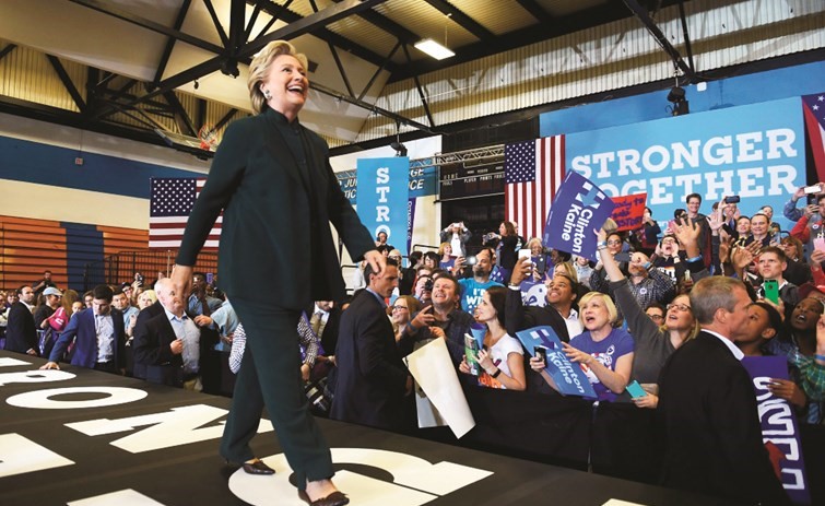 ﻿مؤيديو هيلاري كلينتون يستقبلونها بتصفيق حار خلال تجمع انتخابي في كليفلاند باوهايو امس الاولافپ﻿
