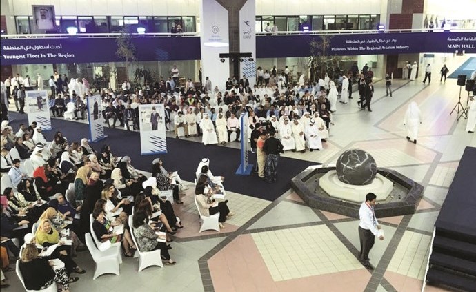 مشاركة موظفي الكويتية باطلاق الهوية الجديدة من داخل المبنى الرئيسي للخطوط الجوية الكويتية﻿