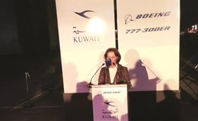 رشا الرومي تلقي كلمتها خلال حفل اطلاق الهوية والشعار الجديدين للخطوط الكويتية في مصنع بوينغ بمدينة سياتل﻿