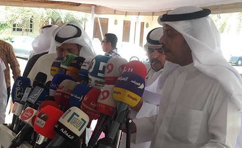 مرشح الدائرة الرابعة محمد عايش الحسيني متحدثا إلى الصحافيين