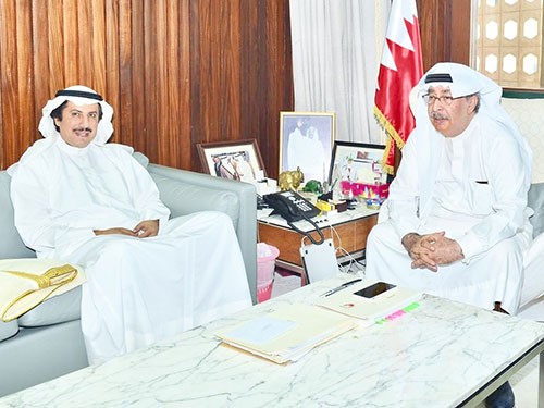 نائب رئيس الوزراء البحريني جواد العريض خلال استقباله السفير عزام الصباح