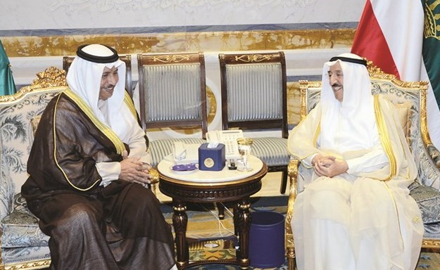 صاحب السمو الامير الشيخ صباح الاحمد مستقبلا سمو الشيخ جابر المبارك ﻿