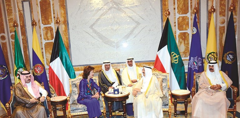 صاحب السمو الامير الشيخ صباح الاحمد مستقبلا الملكة سيلفيا بحضور سمو ولي العهد الشيخ نواف الاحمد وصاحب السمو الملكي الامير تركي بن طلال بن عبدالعزيز ال سعود﻿