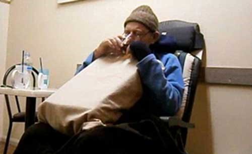 بالفيديو.. لحظة تناول رجل دواء «الموت الرحيم» لإنهاء معاناته مع السرطان
