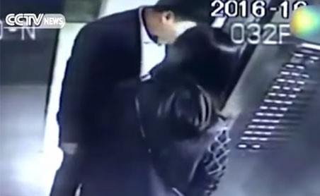 بالفيديو: طلبت منه التوقف عن التدخين في المصعد.. فأوسعها ضرباً