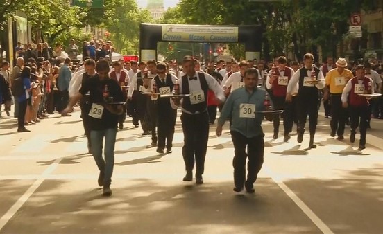 بالفيديو.. سباق لـ"أسرع نادل" في الأرجنتين
