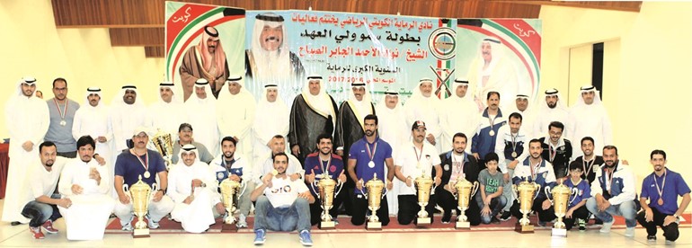 الشيخ سلمان الحمود وم دعيج العتيبي يتوسطان اعضاء مجلس ادارة الرماية والابطال﻿