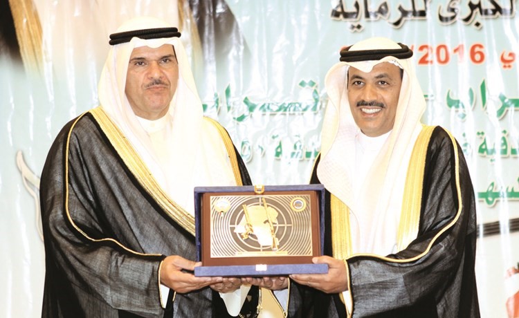 مدعيج العتيبي يكرم ممثل سمو ولي العهد الشيخ سلمان الحمود﻿