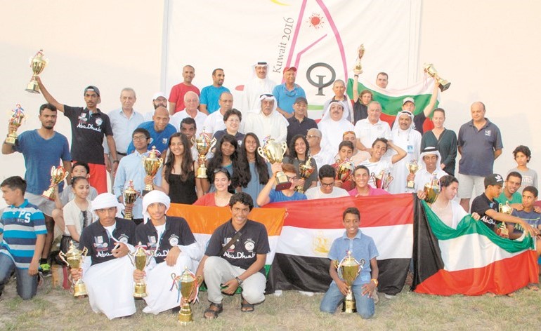 رئيس النادي اللواء فهد الفهد مع الفائزين والفائزات في البطولة﻿