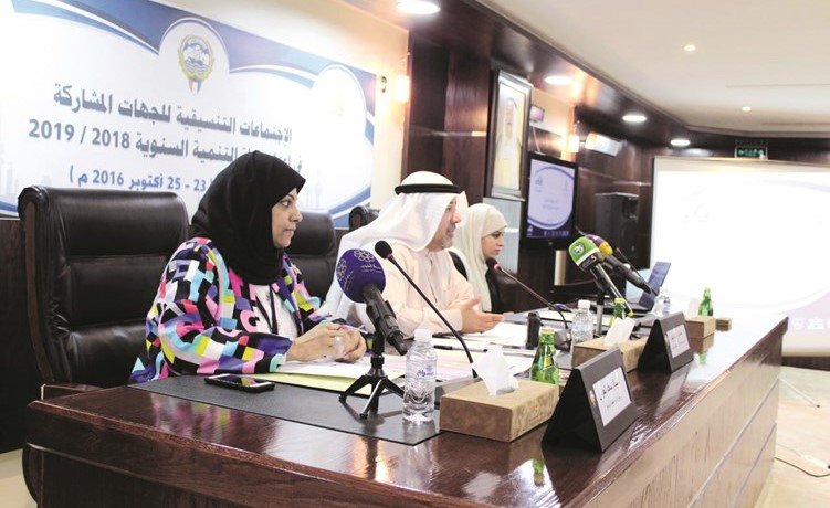 دخالد مهدي متحدثا في الاجتماع والى جانبه سعاد العوض﻿