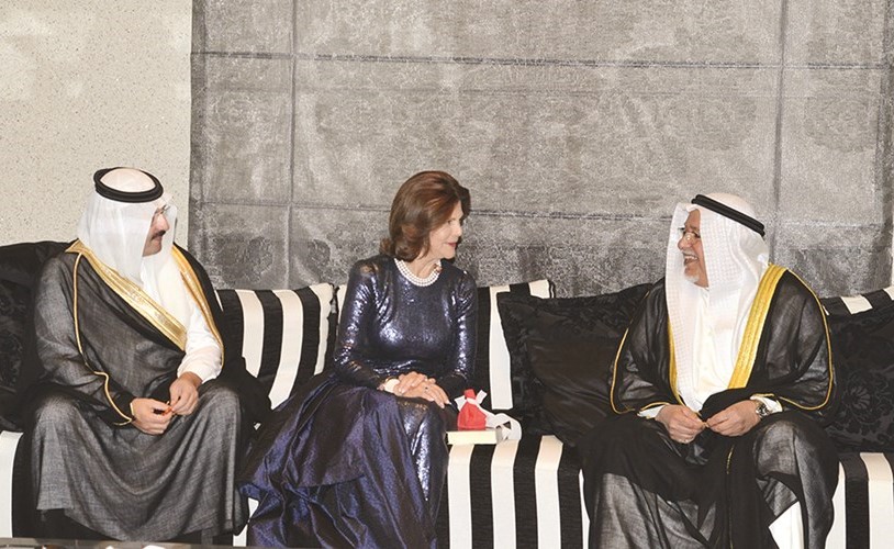 الملكة سيلفيا في حديث مع الشيخ علي الجراح بحضور صاحب السمو الملكي الامير تركي بن طلال ﻿
