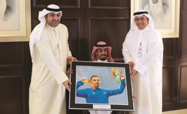 ياسر ابل وصلاح المضف يكرمان البطل احمد نقا﻿