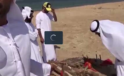 بالفيديو.. العثور على "سحر" قوي بهيئة "جثة طفل" بأحد شواطئ الإمارات !