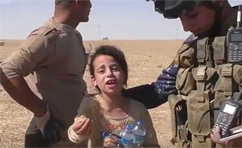 بالفيديو.. العثور على طفلة تاهت 3 أيام بالصحراء هربًا من داعش