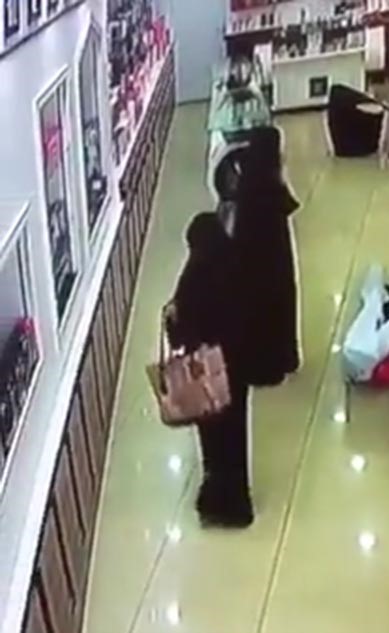 بالفيديو.. كاميرات مراقبة ترصد 3 نساء يسرقن عطوراً من أحد المحال بالسعودية