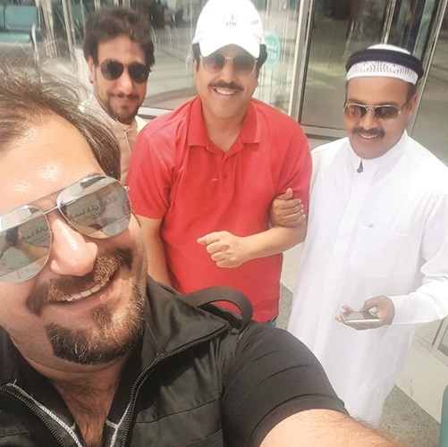 عبدال مع عبدالرحمن العقل والاعلامي عبيد العتيبي في كواليس مسلسل درب العرايس﻿