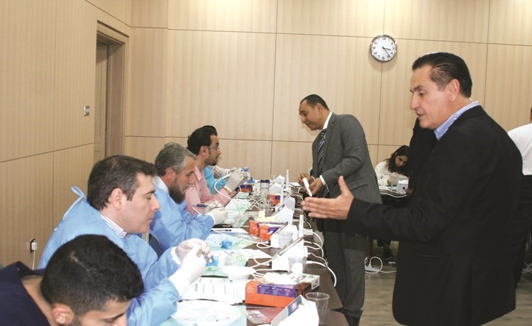 نقاش مع المشاركين بورشة العمل﻿