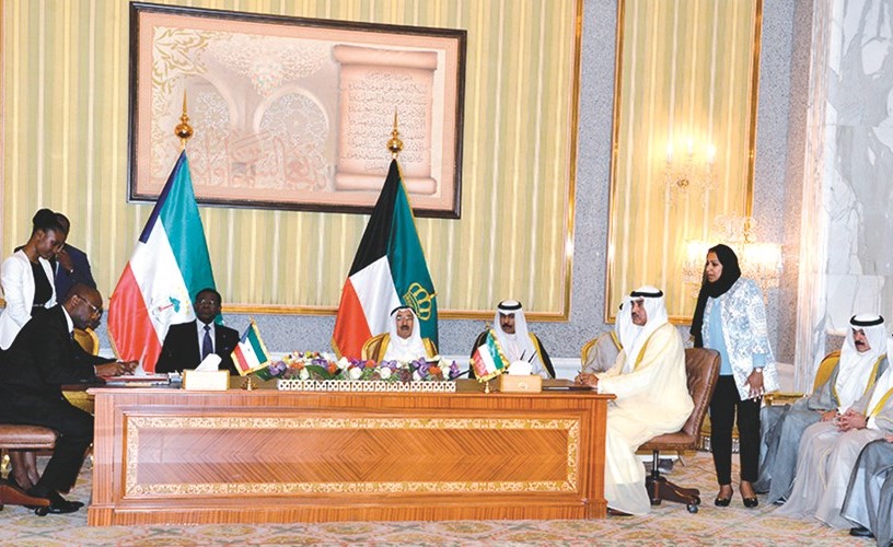صاحب السمو ورئيس غينيا خلال توقيع مذكرة التفاهم بحضور سمو ولي العهد الشيخ نواف الاحمد والشيخ صباح الخالد﻿