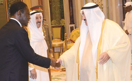 سمو الشيخ ناصر المحمد مصافحا رئيس غينيا الاستوائية ﻿
