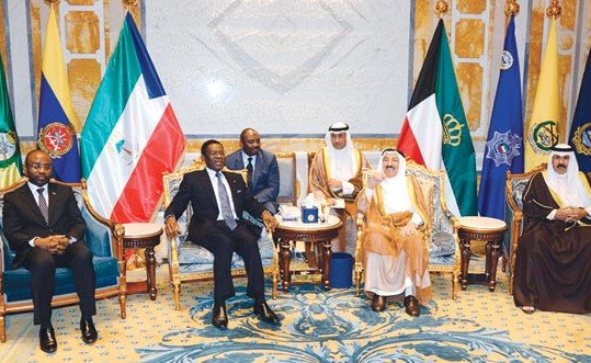صاحب السمو الامير الشيخ صباح الاحمد مستقبلا رئيس غينيا الاستوائية تيودورو مباسوغو بحضور سمو ولي العهد الشيخ نواف الأحمد