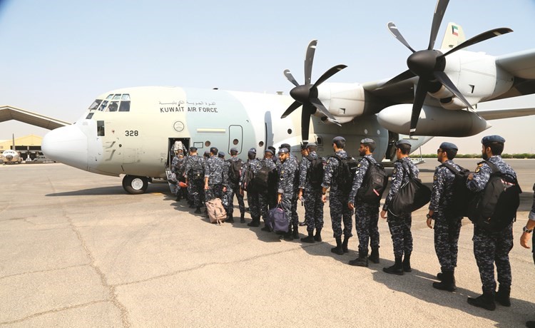 القوة الجوية قبيل مغادرتها بمعداتها على متن طائرات عملاقة﻿