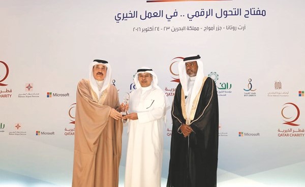 وسام الابداع يتسلمه رئيس لجنة الدعوة الالكترونية د عبدالله العجيل من وزير العمل والتنمية الاجتماعية بالبحرين﻿