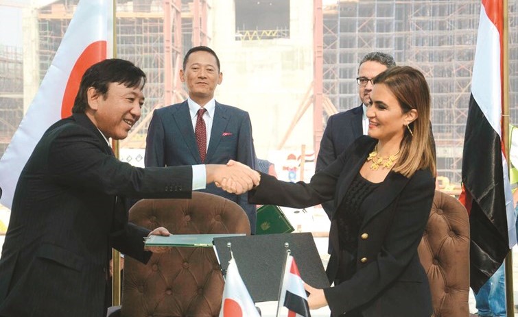 دسحر نصر تتبادل خطابات التمويل الخاصة بالمتحف المصري الكبير مع السفير الياباني بالقاهرة تاكيهيرو كاجاوا﻿