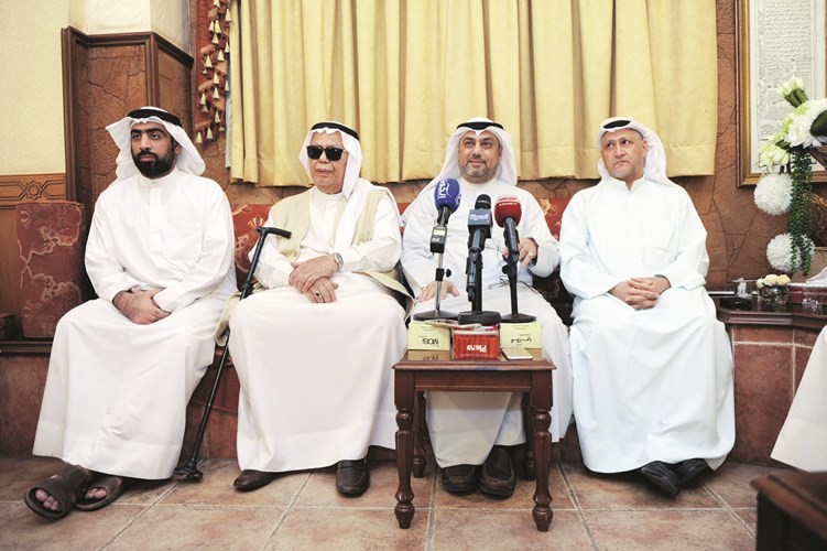 د يوسف الزلزلة متحدثا وبجانبه عبدالمطلب الكاظمي وبعض الحضور﻿