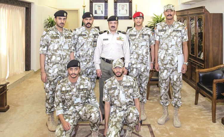 اللواء خالد الوقيت متوسطا عددا من منتسبي حرس المجلس خلال الدورة التدريبية﻿