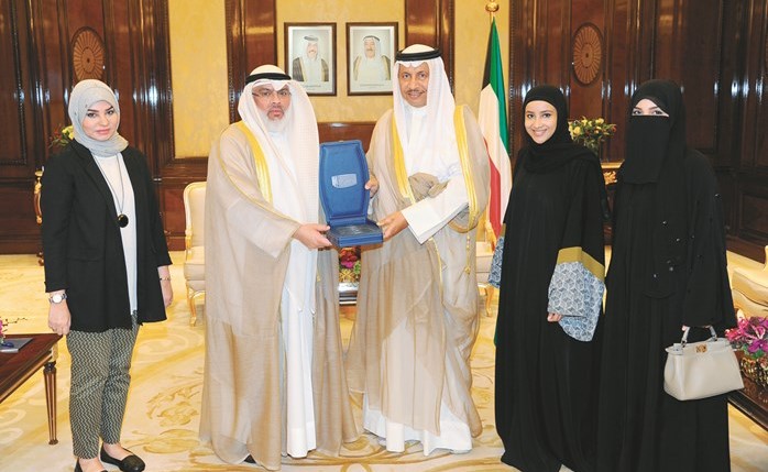 سمو رئيس الوزراء الشيخ جابر المبارك يتسلم التقارير من عادل الصرعاوي ﻿