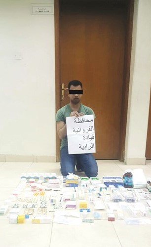 فراش مستشفى الصباح يجلس ارضا وامامه المضبوطات﻿