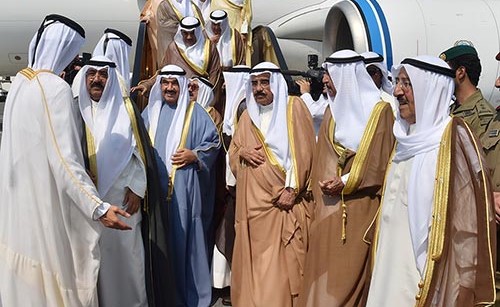 الأمير يصل إلى قطر للتعزية بوفاة الشيخ خليفة بن حمد آل ثاني