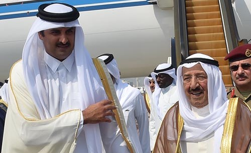 صاحب السمو الأمير الشيخ صباح الأحمد يصل إلى قطر وفي استقباله أمير قطر الشيخ تميم بن حمد آل ثاني