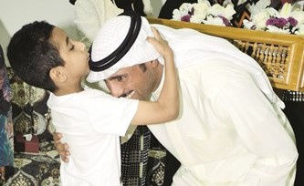 قبلة على راس مرزوق الغانم من احد المكرمين	انور الكندري﻿