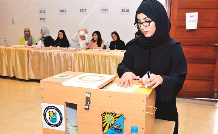 طالبة تدلي بصوتها﻿