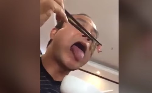 بالفيديو.. لن تصدق ماذا يأكل هذا الرجل للحفاظ على صحته