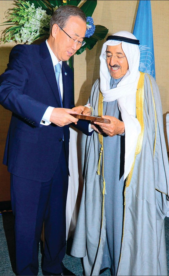 صاحب السمو الامير الشيخ صباح الاحمد خلال تسلمه التكريم من بان كي مون