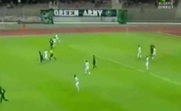 بالفيديو.. لاعب جزائري يذهل العالم بإهدار أسهل فرصة في تاريخ المستديرة