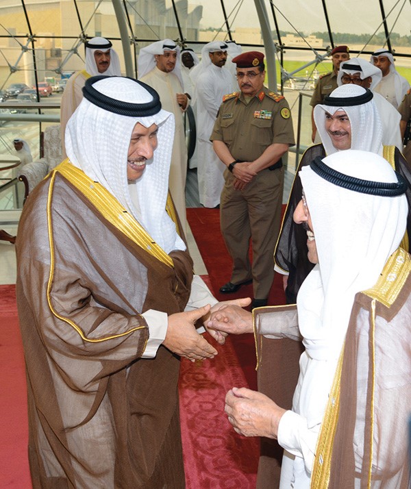  صاحب السمو الأمير مصافحا سمو رئيس الوزراء الشيخ جابر المبارك لدى عودته
