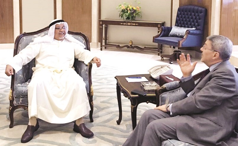 الشيخ علي الجراح مستقبلا سفير العراق محمد حسين بحر العلوم ﻿