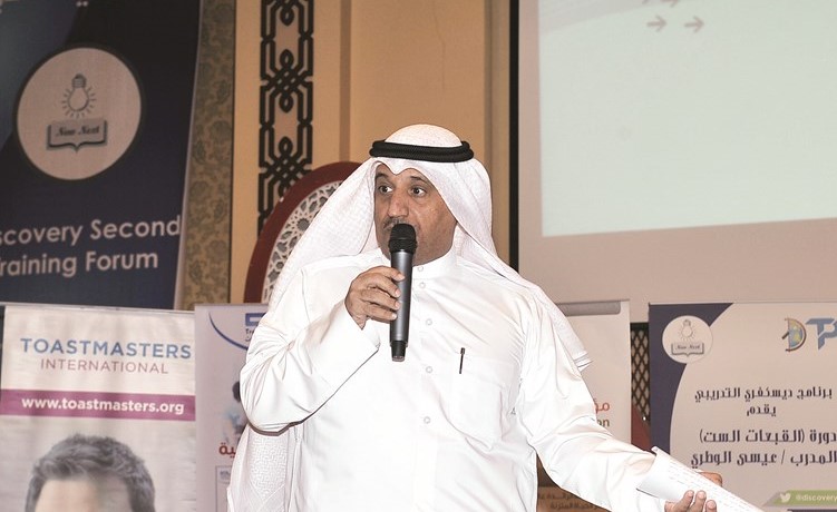 الزميل موسى ابو طفرة خلال محاضرته عن التحقيق الصحافي﻿
