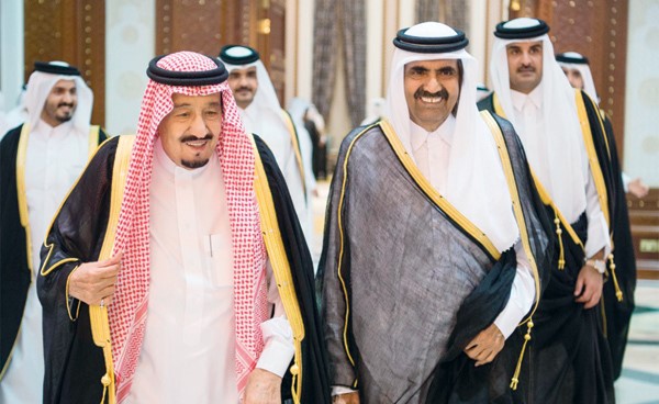  خادم الحرمين الشريفين الملك سلمان بن عبدالعزيز خلال زيارته للدوحة أول من أمس مقدما واجب العزاء لصاحب السمو الأمير الوالد الشيخ حمد بن خليفة آل ثاني ولصاحب السمو الشيخ تميم بن حمد آل ثاني أمير دولة قطر في وفاة صاحب السمو الشيخ خليفة بن حمد آل ثاني (واس)
