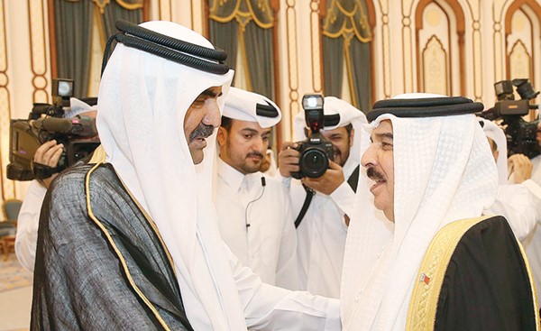  عاهل البحرين الملك حمد بن عيسى آل خليفة مقدما واجب العزاء لصاحب السمو الأمير الوالد الشيخ حمد بن خليفة آل ثاني (قنا)