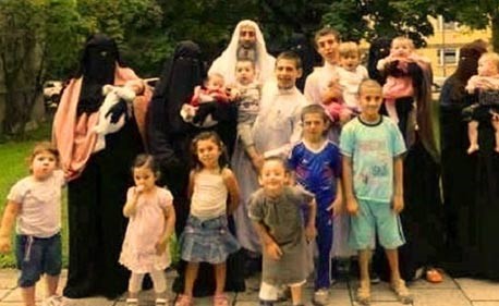 بالفيديو والصور.. اللاجئ السوري الذي "جنن" ألمانيا.. وصل ومعه 4 زوجات و22 إبنا.. بتكلفة 33 ألف دولار شهريا