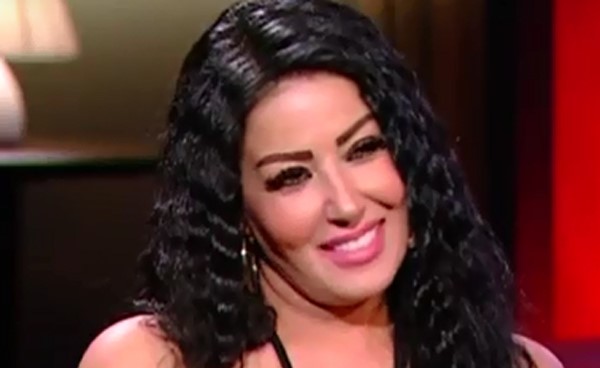 بالفيديو.. سمية الخشاب تعلم الشباب كيف يفرقوا بين المزة الحقيقية عن البلاستيك!
