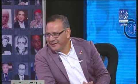 بالفيديو.. كفيف مصري يقلد "الشيخ حسني" ويقود دراجة داخل استوديو تلفزيوني