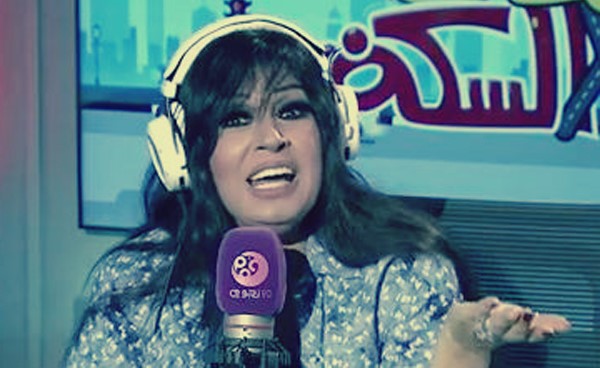 بالفيديو.. فيفي عبده لمتصل تحدث عن «عمرها الكبير»: «دهن إيه يا راجل يا بط إنت»