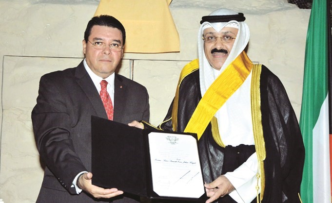 السفير ميغيل انخيل ايسيدرو يكرم السفير سميح جوهر حيات ﻿