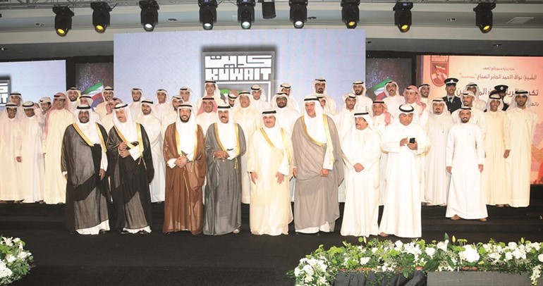 سمو ولي العهد الشيخ نواف الاحمد مع الشيخ سلمان الحمود وعدد من المكرمين من الاندية والاتحادات﻿