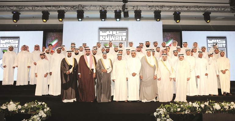 سمو ولي العهد الشيخ نواف الاحمد مع الشيخ خالد الفهد وعدد من المكرمين﻿